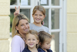 Hübsche Kleidung für Kinder